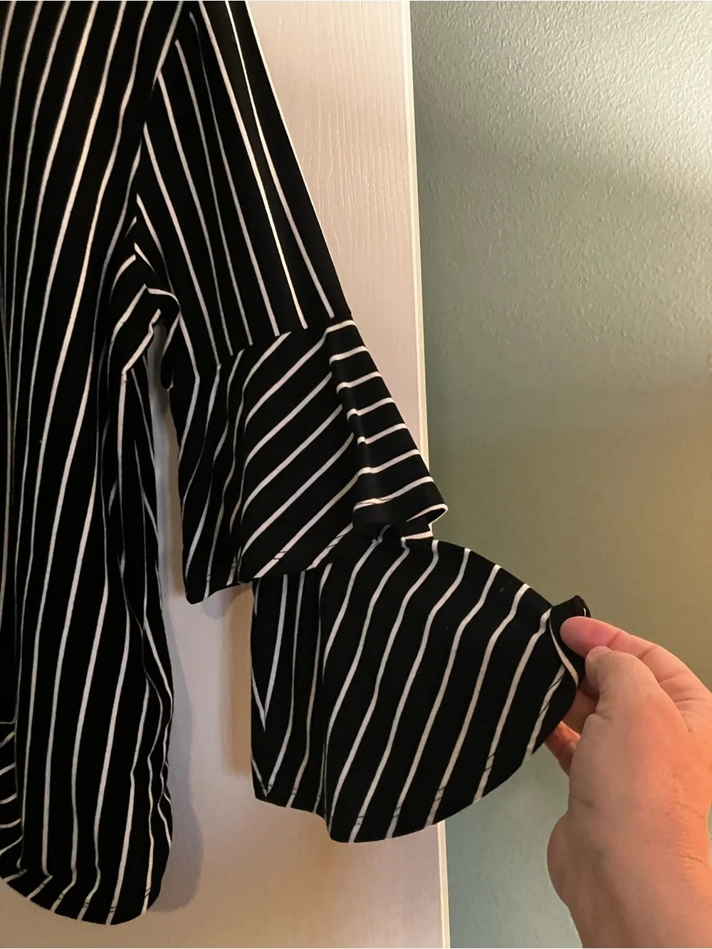 BOLD Elements XL Black White Striped Blouse Ruffle Sleeve Stretch Top - Picture 3 of 10